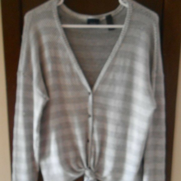 DAYTRIP BUTTON FRONT TIE V-NECK SWEATER LARGE-EUC - Picture 1 of 7